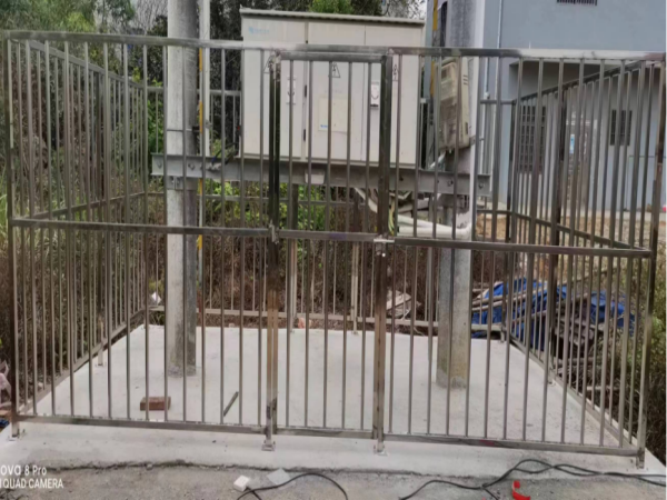 重塑城市安全：304不锈钢方管在电力护栏中的应用